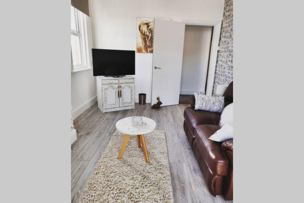 New 1 Bed First Floor Flat In Central Ферем Екстер'єр фото