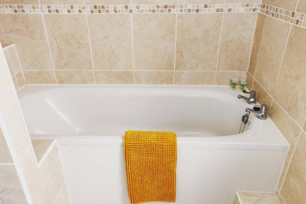 New 1 Bed First Floor Flat In Central Ферем Екстер'єр фото